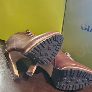 Gianni bini, 7 1/2,Brown booties
